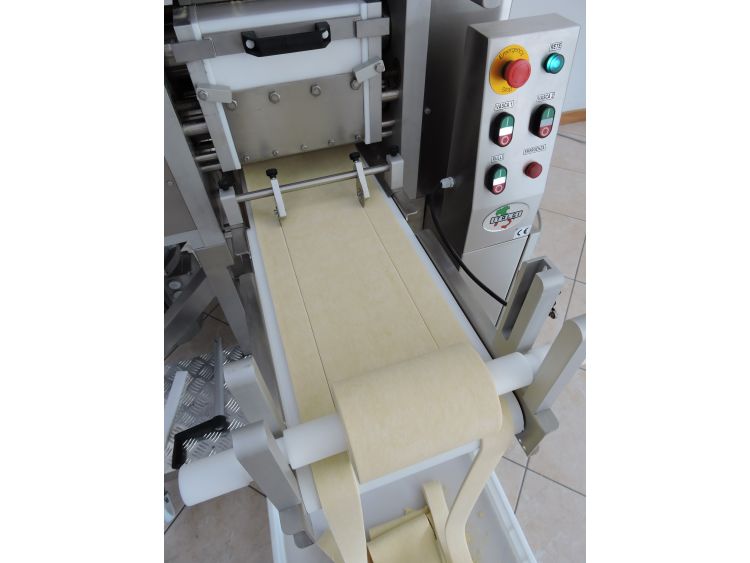 Detalle de la amasadora y el grupo laminador Italgi S320SV