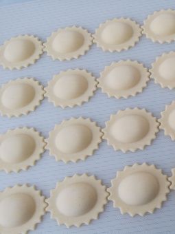 Ravioles en forma de margarita producido con Italgi RAV250DS