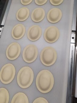 Ravioles ovalados de doble lámina y gran formato producido con Italgi RAV250DS