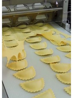 Ravioles semicirculares de doble lámina producido con Italgi RAV250DS